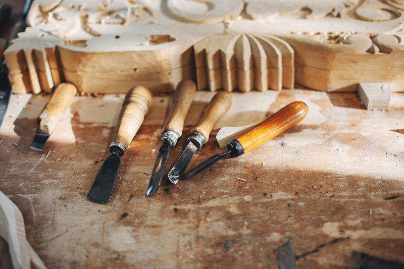 Modelage terre cuite : mains d’artiste façonnant l’argile avec précision pour une sculpture expressive